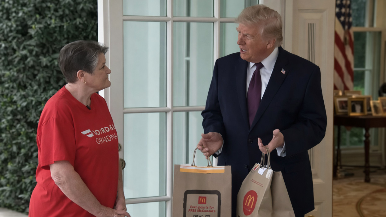 Videó: McDonald's-os kaját rendelt Trump a Fehér Házba, majd a futár jelenlétében válaszolt geopolitikai kérdésekre
