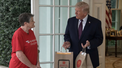 Videó: McDonalds-os kaját rendelt Trump a Fehér Házba, majd a futár jelenlétében válaszolt geopolitikai kérdésekre