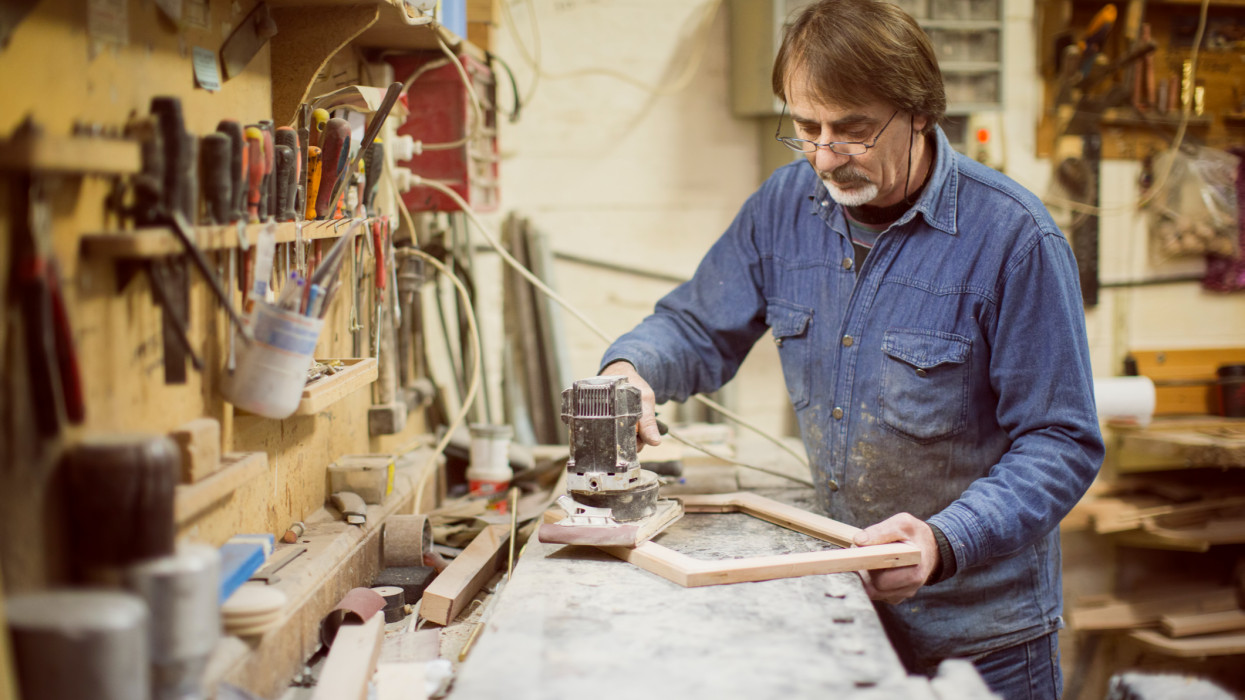 Teljesen esélytelen úgy keresni itthon, mint nyugaton: hiába szakadnak meg az emberek a melóban - ez a csapda tartja mélyen a fizetéseket