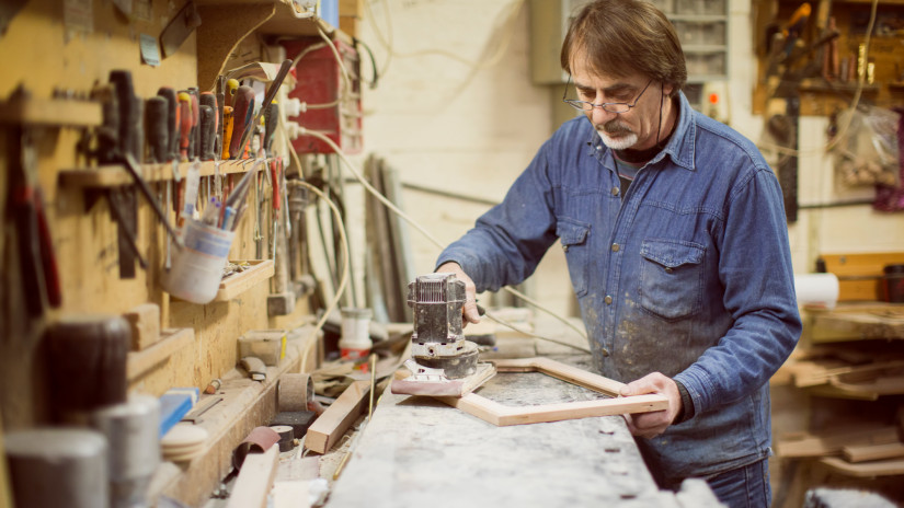 Teljesen esélytelen úgy keresni itthon, mint nyugaton: hiába szakadnak meg az emberek a melóban - ez a csapda tartja mélyen a fizetéseket