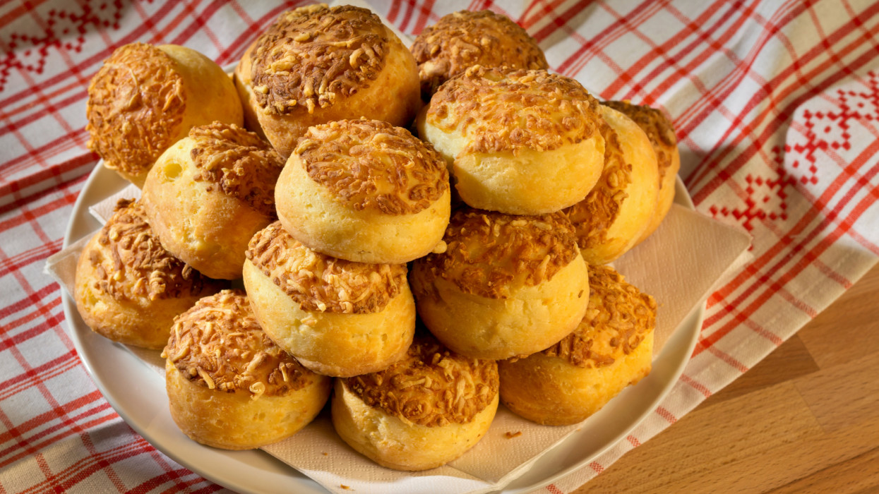 Kiszivárgott a legendás Daubner cukrászda gouda-sajtos pogácsa receptje: így készül lépésről-lépésre