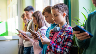 Komoly szigor jöhet: az EU életkor-ellenőrzést vezetne be a közösségi médiában