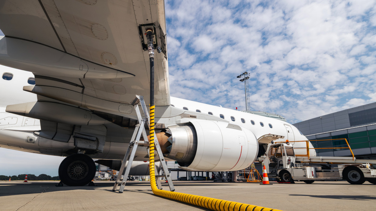 Megkongatták a vészharangot: drámai üzemanyaghiány fenyeget, rengeteg utas bukhatja a nyaralását