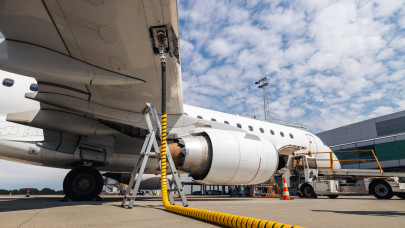 Megkongatták a vészharangot: drámai üzemanyaghiány fenyeget, rengeteg utas bukhatja a nyaralását