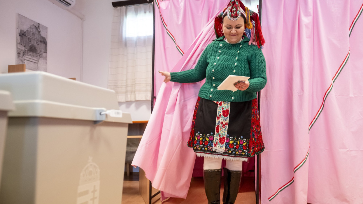 Meddig csúfítják még az utcákat a választási plakátok? Itt a szabály, amit minden pártnak be kell tartani