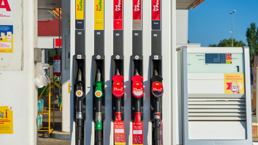 Ketyeg az időbomba a magyar benzinkutakon: rengeteg autós fogja szívni a fogát, ha elfogynak a tartalékok