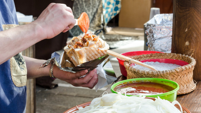 Gyomorforgató állapotok a hazai turistaközpontok büféiben: penészes gépek és mosatlan zöldségek miatt osztották a milliós bírságokat