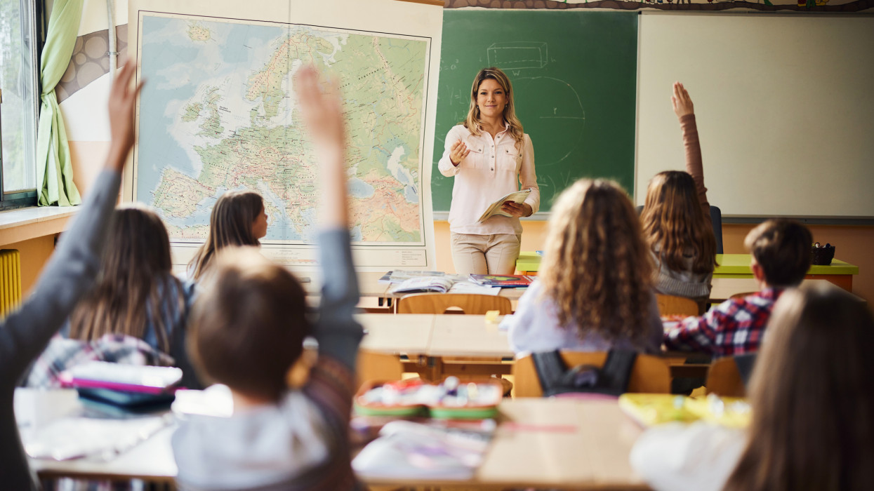 Szomorkodhatnak a magyar tanárok, ha meglátják ezeket a fizetéseket: hiába az elmúlt évek emelései, elmaradt a várva várt csoda