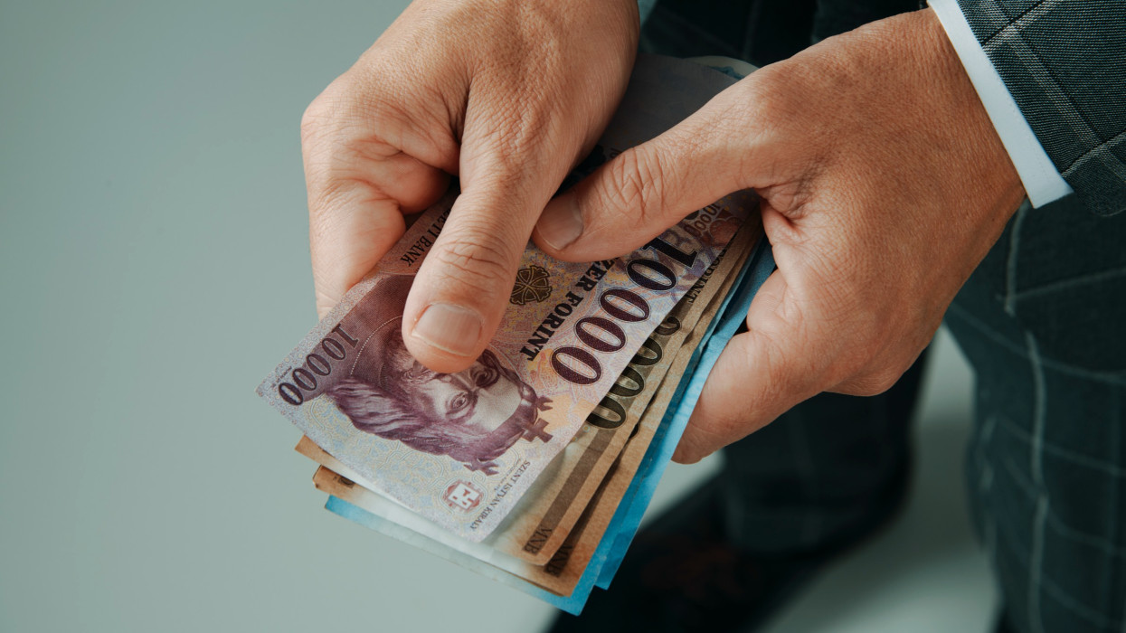 Jön a többkulcsos adórendszer Magyarországon: annak fog fájni igazán, akinek ennyi félretett pénze van