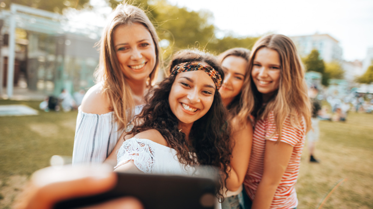 Elképesztő programdömping vár országszerte: viseletek, ízek és folkzene minden mennyiségben