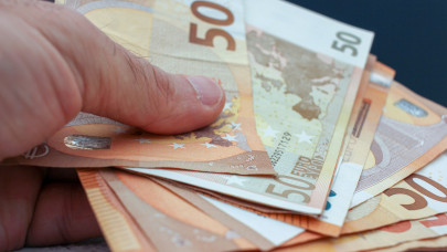 Olcsó eurót ígért, csúnyán átverte az embereket: több városban szedte áldozatait a csaló