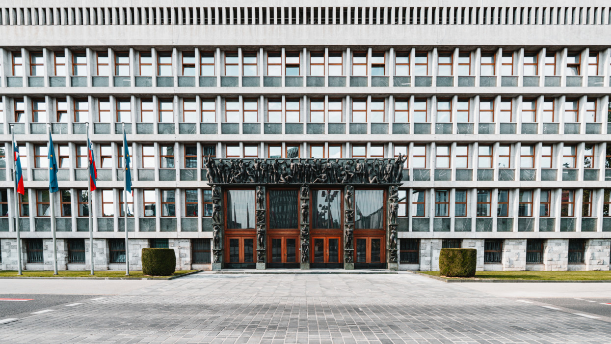 Előrehozott választásokat írhatnak ki, ha ezt nem sikerül megszavazni a parlamentben: a leköszönő minisztelelnök sem vállalná a kormányalakítás feladatát Szlovéniában