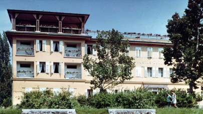 Tüntetés a Balatonnál: állami ingatlanok, köztük a Balatonalmádi Postás Üdülő eladása ellen tiltakoztak a civilek