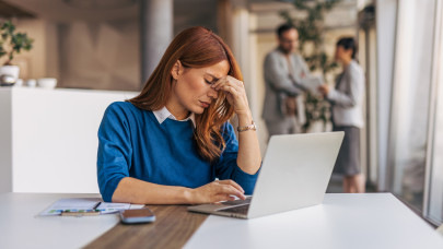 Óriási tévúton jár rengeteg magyar munkavállaló: sokkal többet dolgoznak észrevétlenül, garantált a kiégés?
