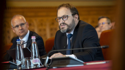 Nyugdíjemelést jelentett be a Tisza minisztere, SZÉP-kártyát is kap rengeteg idős: itt vannak Kármán András tervei