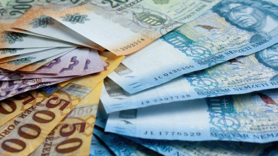 Váratlan pofont kapott a magyar fizetőeszköz: kifejezetten rossz hírre ébredtek kedd reggel a piacok