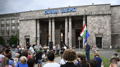 Soron kívül lépett Magyar Péter kormánya: mentőövet dobnak a végveszélybe került legendás magyar gyárnak