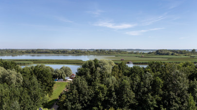 Már nem is a Balaton a favorit? Százszámra költöznek a magyarok ezekre a tóparti településre