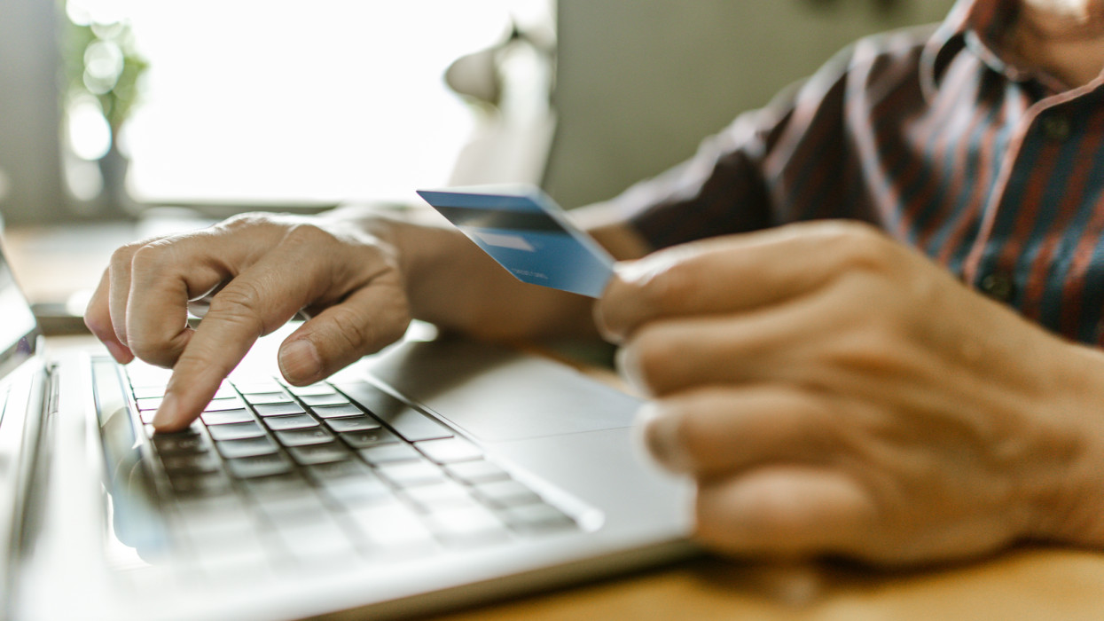 Hivatalos! Lehúzza a rolót a népszerű magyar webshop