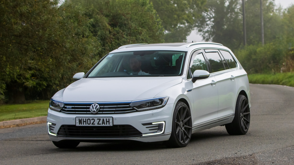 Whittlebury,Northants,UK -Aug 26th 2023: 2017-es fehér Volkswagen Passat kombi egy angol vidéki úton haladva