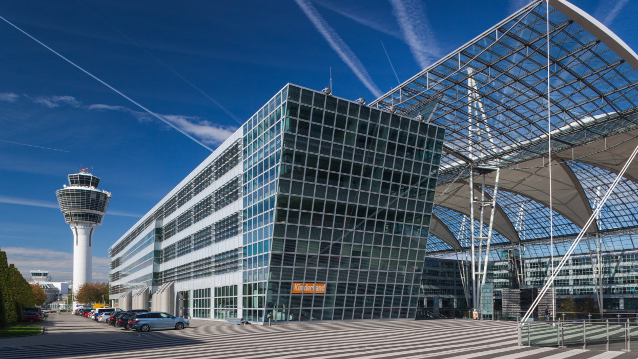 Drónok zavarták meg a német légteret: teljesen megbénult a hatalmas repülőtér, rengeteg járatot kellett átirányítani