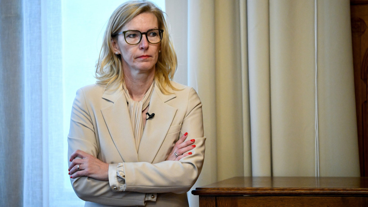 Sorsdöntő találkozók kezdődnek: a legfontosabb EU-biztos érkezik Magyarországra, a források hazahozatala a tét