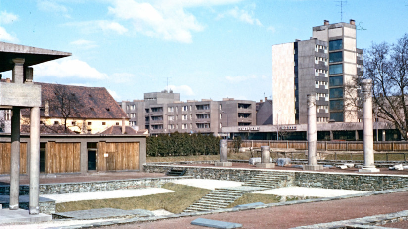 Vége, lassan eltűnik a legendás vidéki hotel: lakóház lesz az modernista épületből