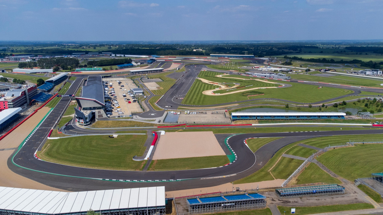 F1 Brit Nagydíj 2026: itt van minden fontos tudnivaló, a sprintfutam és a verseny kezdése Silverstone-ban