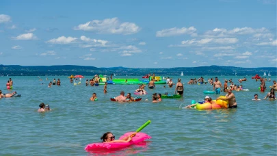 Friss jelentés érkezett a Balatonról: kiderült, tényleg biztonságos-e most a víz a strandolóknak