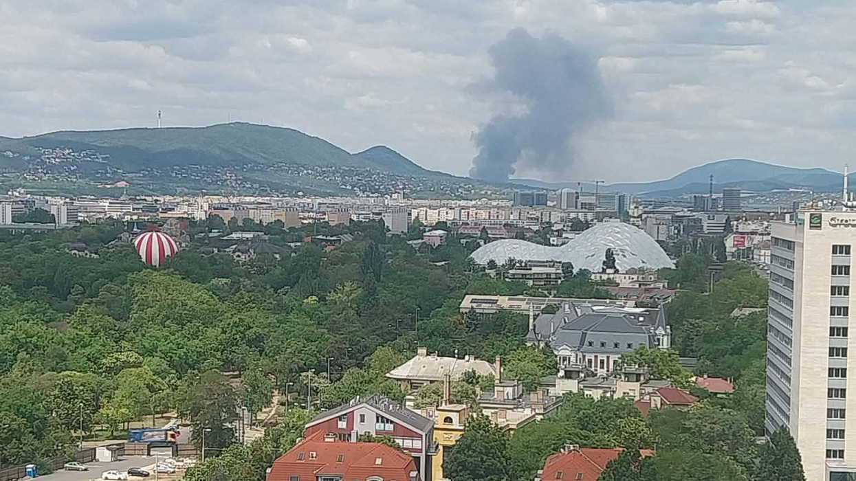 Valami nagyon ég Budapest környékén: sűrű, fekete füst száll fel, mi történhetett?
