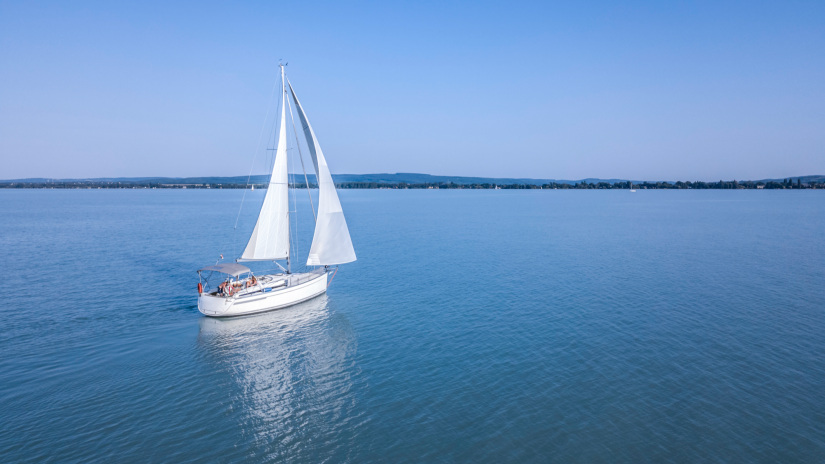 Helyzet van a Balatonnál: a kritikus vízállás miatt azonnal meg kellett változtatni a legendás verseny útvonalát