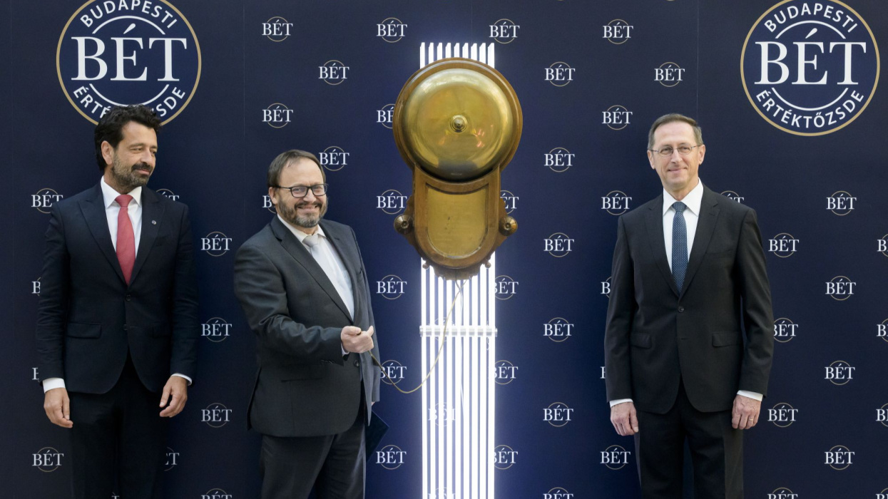 Elképesztő vagyonon ülnek a magyarok: megdöbbentő helyre terelnék a lakosság ezermilliárdos megtakarításait