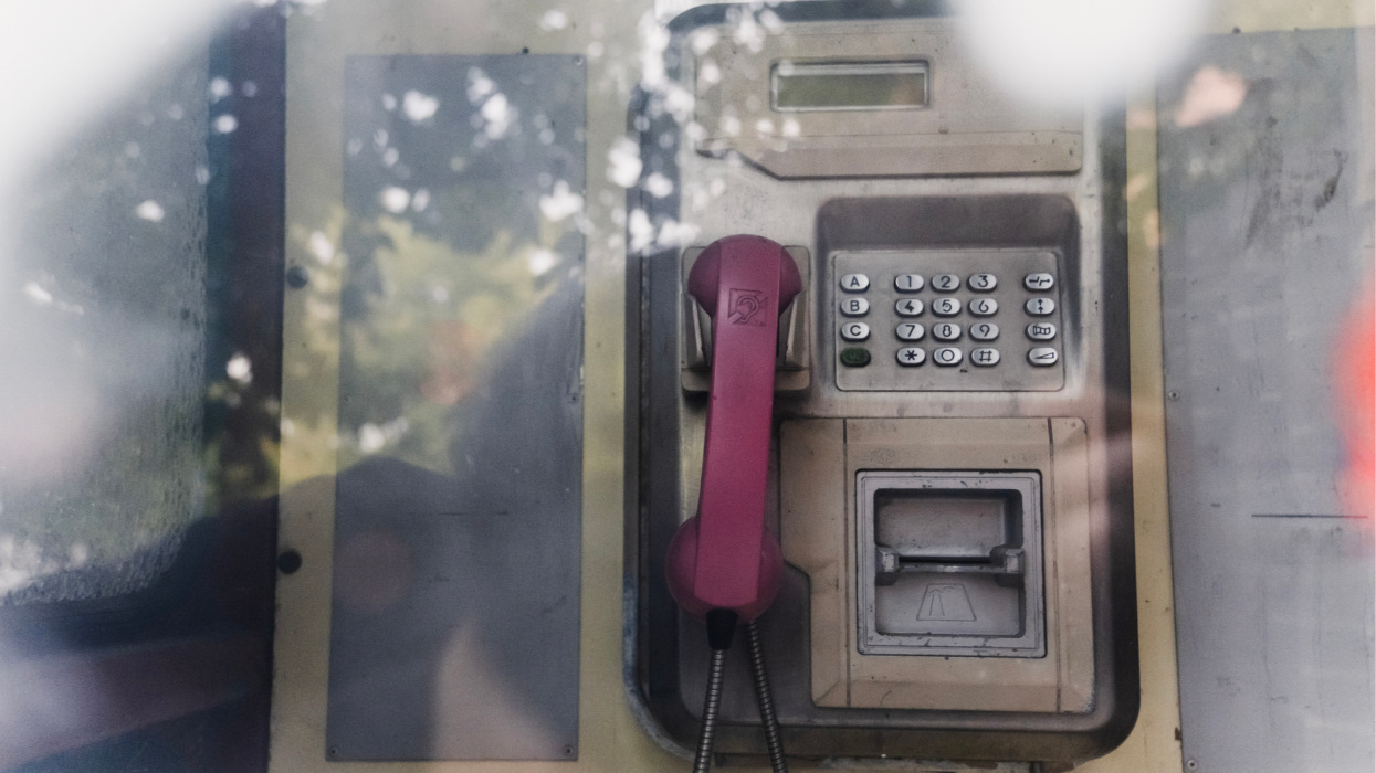 Vagyonokba kerülnek évente, de kutya nem használja őket: mikor szabadulunk már meg a bűnronda telefonfülkéktől?