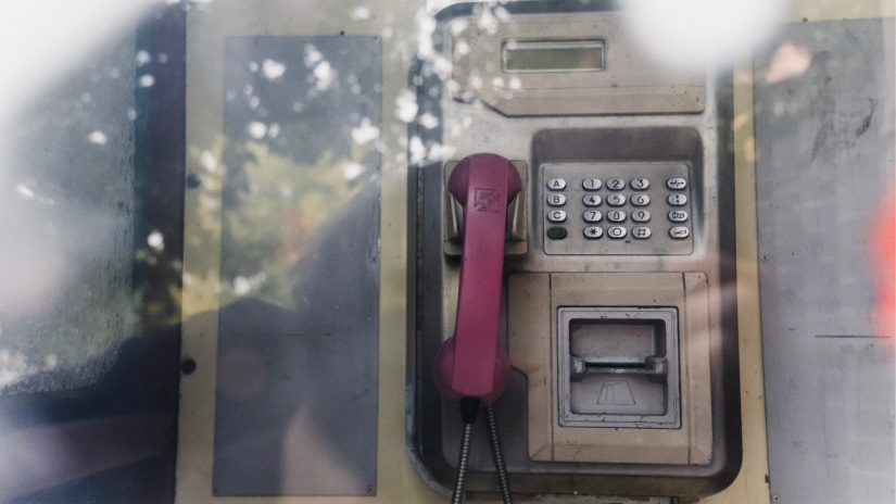 Vagyonokba kerülnek évente, de kutya nem használja őket: mikor szabadulunk már meg a bűnronda telefonfülkéktől?