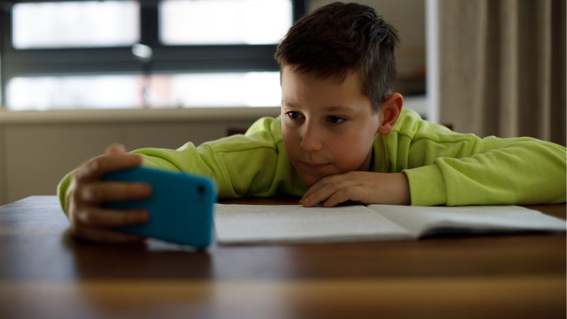 Sokkoló, mit művel a testünkkel a mindennapi mobilozás: észre sem vesszük, és máris kész a baj