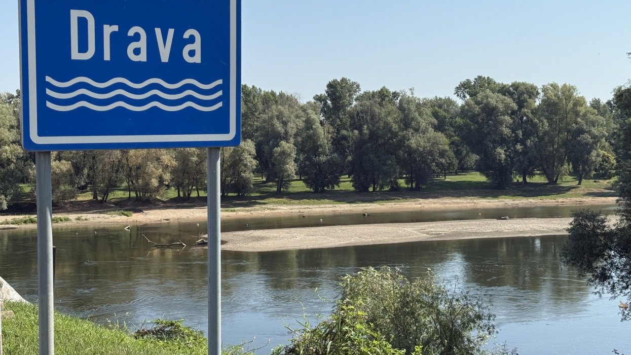 Exkluzív fotókon az apadó Dráva: látszik a régi híd, óriási homokszigetek és egy gránát is előkerült
