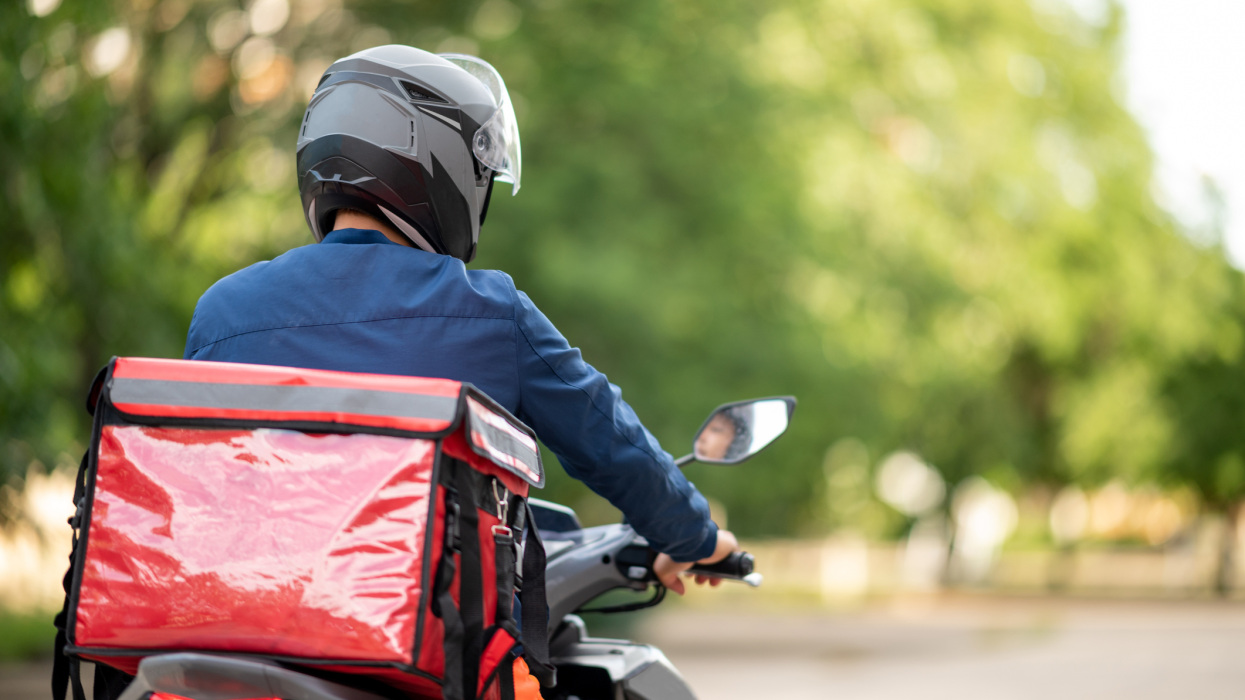 Ennyit keres egy motoros ételfutár egyetlen hét alatt 2026-ban Budapesten: főállásban is durván megéri