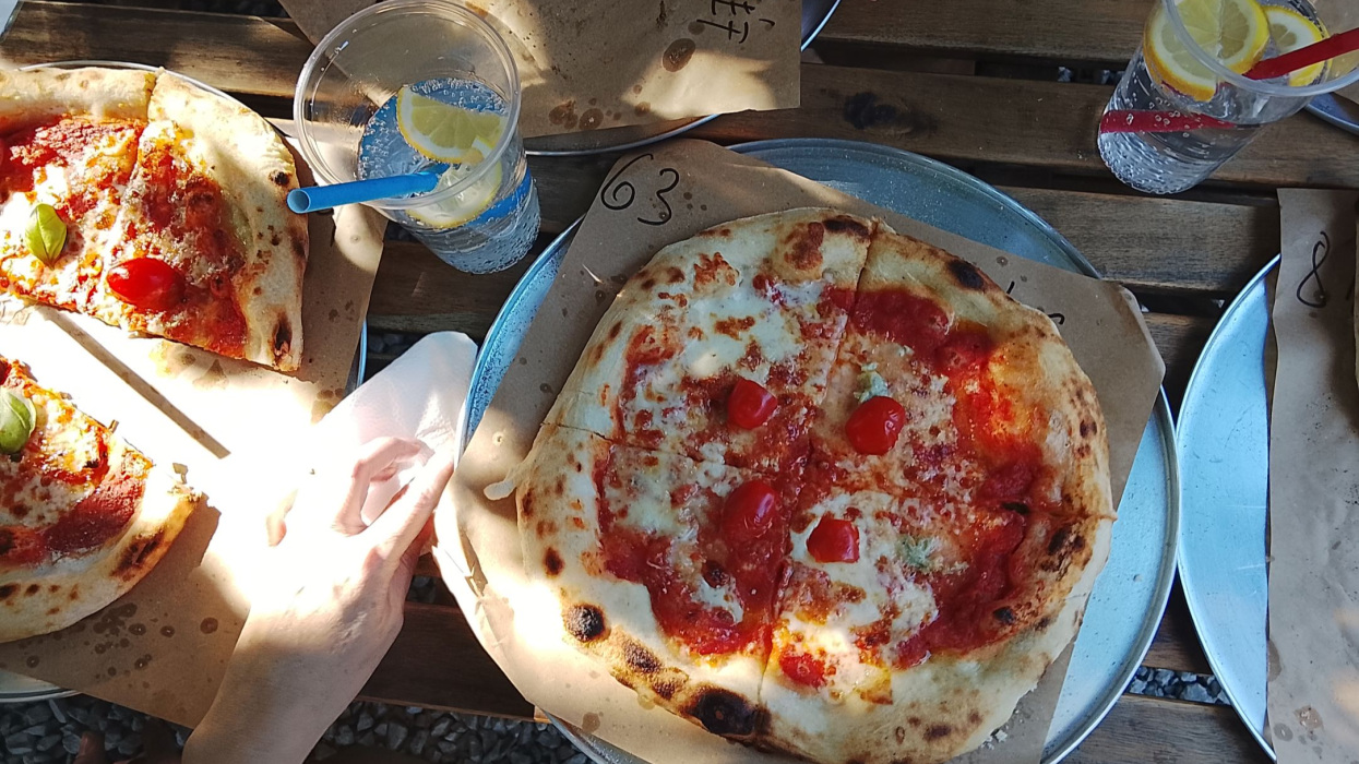Pizza-mennyországra bukkantunk az Őrségben: kánikulában is sorban állnak a lecsós, kovászolt nápolyi pizzáért