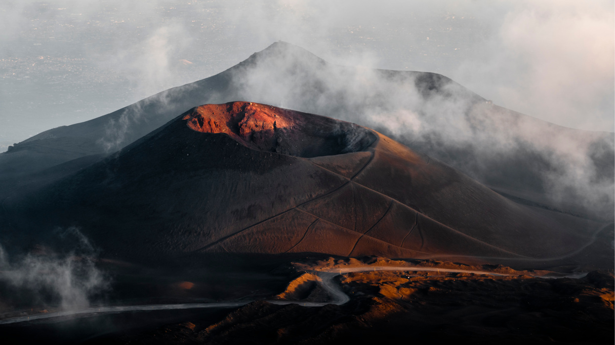 Újra hamut szór az Etna: turisták ezrei rekedtek Szicíliában, magyarok is érintettek