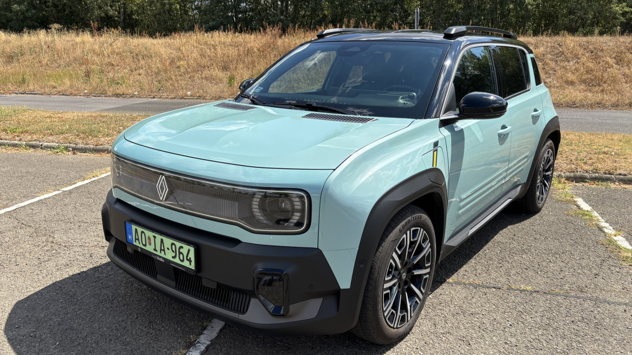 Ledobta a retro-bombát a Renault: villanyos lett a legendás népautó, teszten az új 4-es