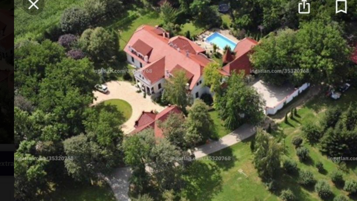 Eladó Galambos Lajos eddig rejtegetett meseszép kastélya: hatalmas tóval, ősparkkal + óriási home office irodával