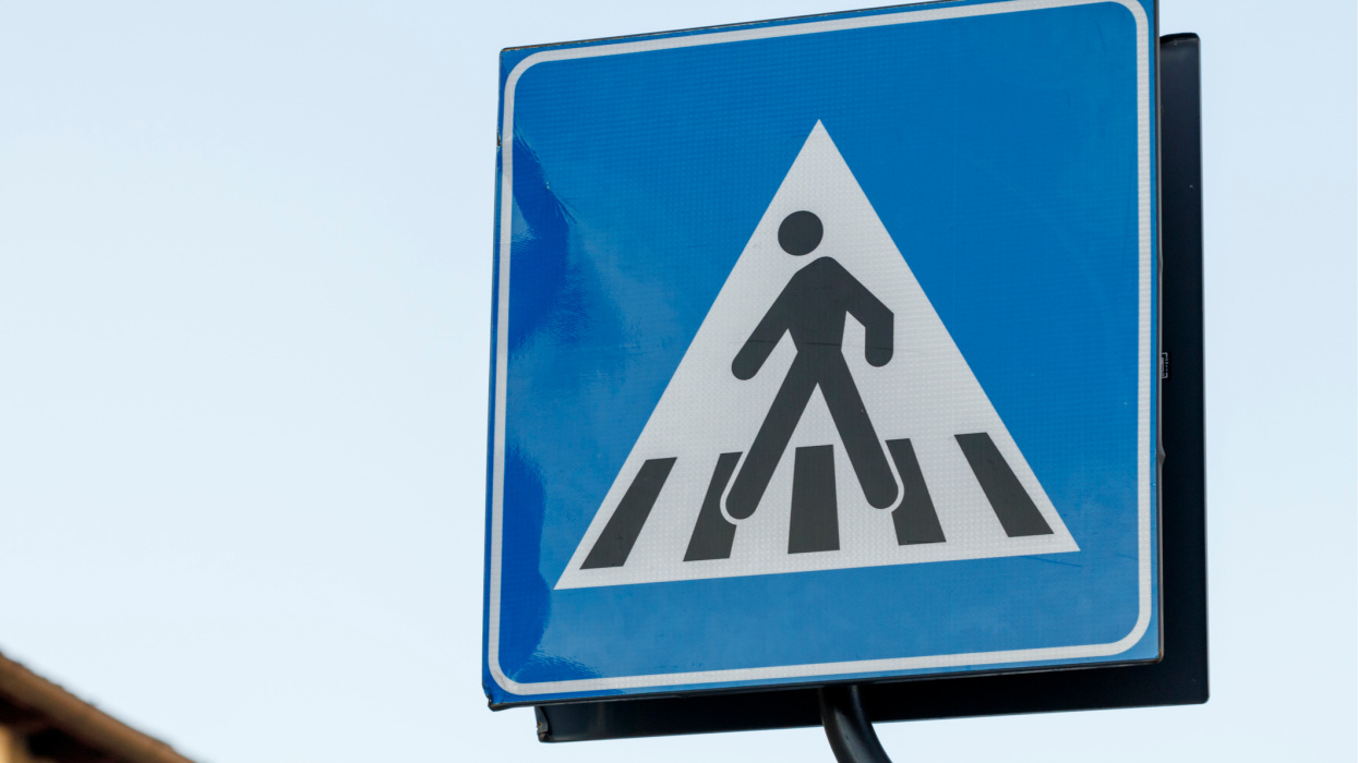 Itt a tervezet, a gyalogosokat is keményen büntetné a szigorítás: a zebrán sem lehetne megúszni a bírságot