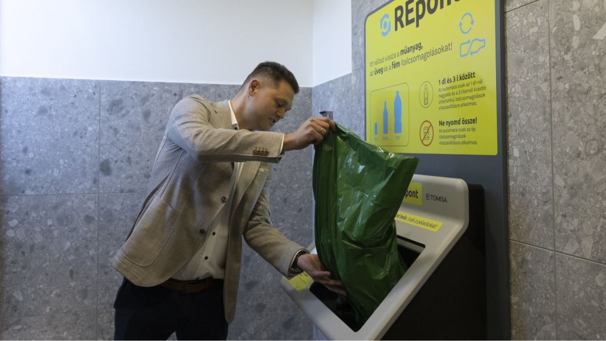 Elbúcsúzhatunk a készpénztől a palackvisszaváltóknál? Hatalmas változást tervez a MOHU, áll a bál Budapesten