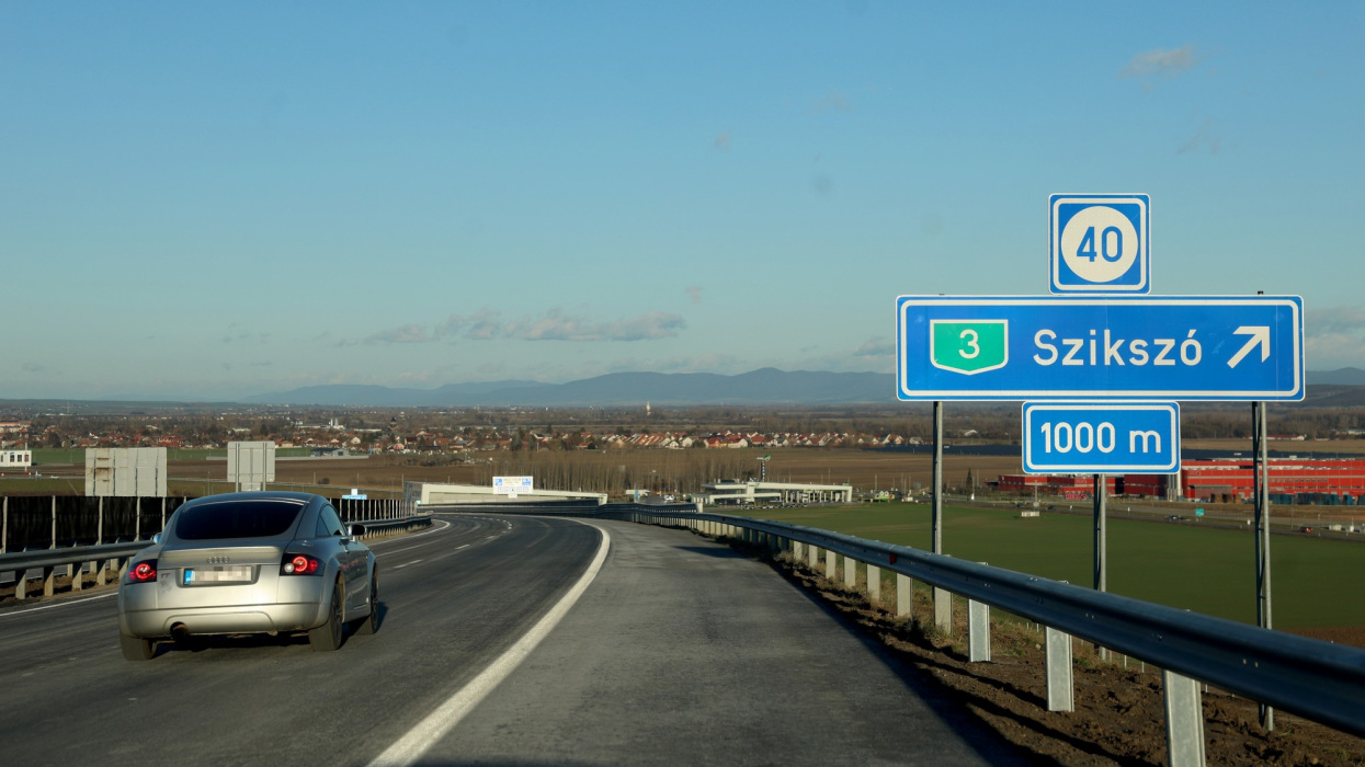 Autópálya matrica árak 2027: kiszámoltuk, ennyivel drágulhatnak a sztrádák jövőre