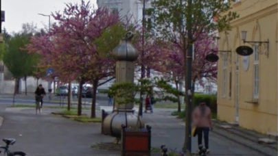 Atyaég, mi folyik Szombathelyen? Eltűnt a falloszszobor”: a ferencesek inkább egy szexshop elé tennék