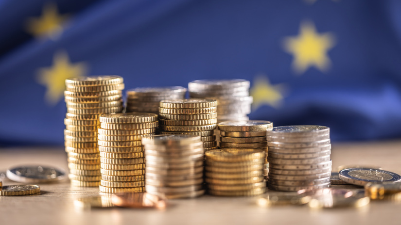 Hatalmas lejtőn az euró: 17 hónapos mélypontra zuhant a fizetőeszköz