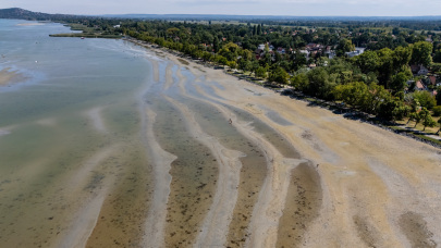 Drámai a helyzet a Balatonnál: történelmi mélyponton a vízállás, már a hajózást is akadályozza a vízhiány