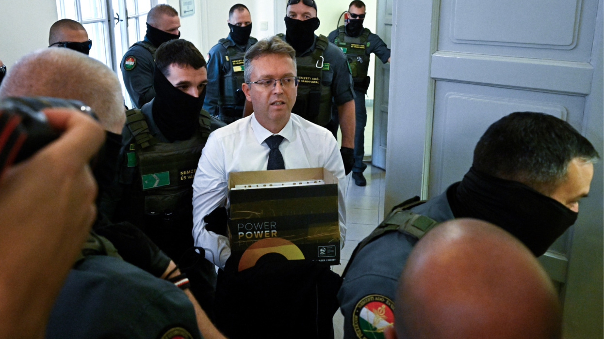 Bilincsben vitték a bíróságra Hankó Balázst: megszületett a döntés a volt miniszter ügyében