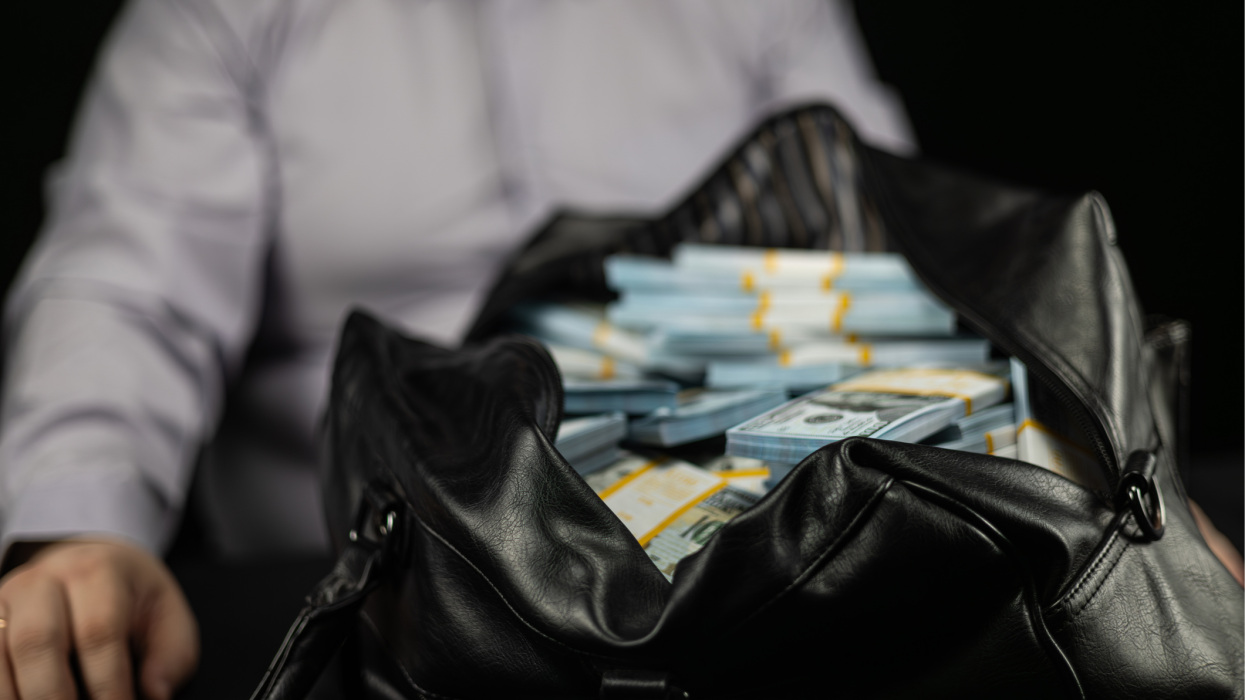 Közel 42 millió forint értékű bankókat talált egy táskában egy bankautomata tetején: ezt a döntés hozta a férfi