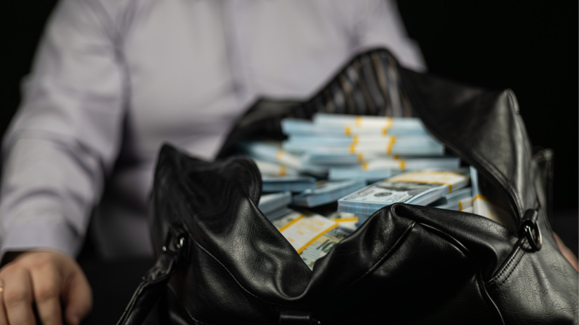 Közel 42 millió forint értékű bankókat talált egy táskában egy bankautomata tetején: ezt a döntés hozta a férfi